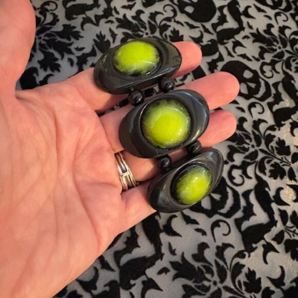 Vintage Bold Resin Iris Apfel Style Green and Black Stretch Cuff Bracelet - Picture 2 of 4